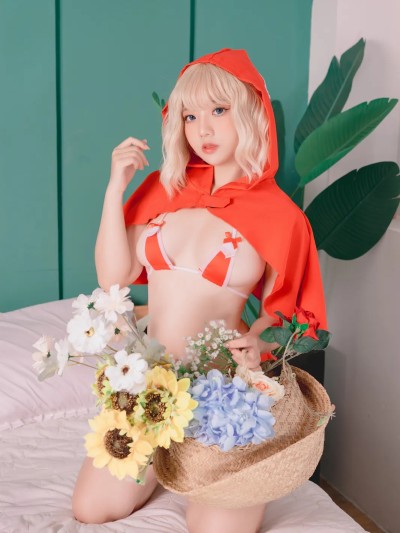 Messie Huang写真 – Red Riding Hood